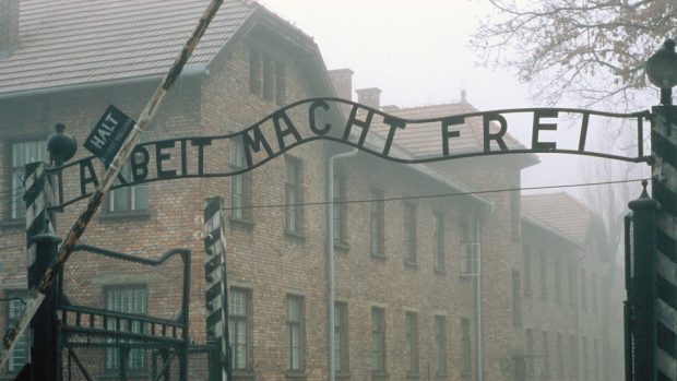 Vstup do Osvětimi: brána s nápisem Arbeit Macht Frei