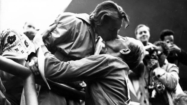 Polibek manželů Zátopkových na letní olympiádě v Helsinkách v roce 1952 poté, co Emil Zátopek získal zlato za maraton.