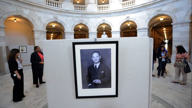 Fotografie čínského velvyslance ve Vídni Ho Feng-Shana, který vydával víza Židům pro odchod z Československa i celé střední Evropy.