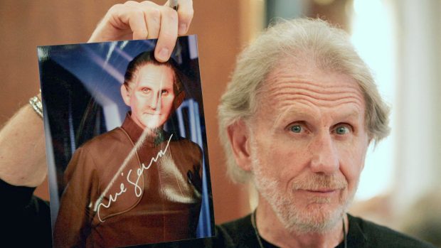 Rene Auberjonois s fotografií své postavy Oda ze seriálu Hluboký vesmír 9 (Deep Space Nine) ze slavné série Star Trek.