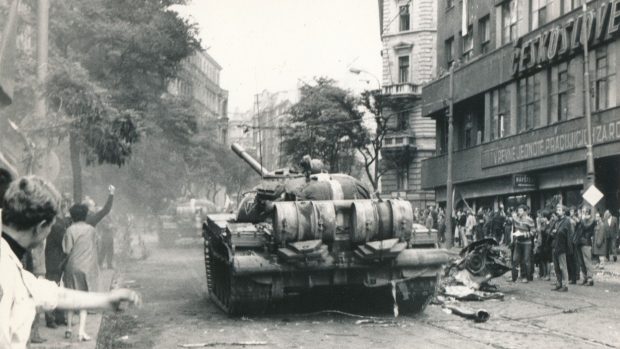 Vojska Varšavské smlouvy vpadla do Československa v noci na 21. srpen 1968. Na snímku okupační tank před budovou Československého rozhlasu na Vinohradské třídě v Praze