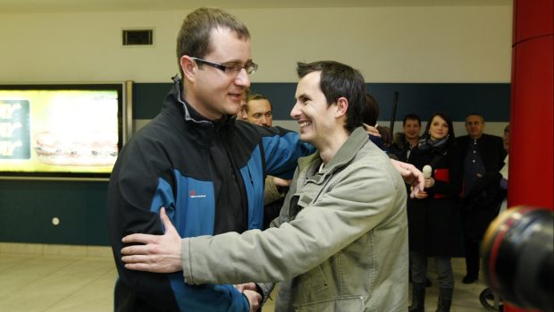 Martin Pezlar a Ivan Buchta na letišti v Praze v roce 2013, kdy se vrátili z Řecka.