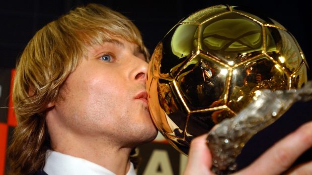 Pavel Nedvěd s trofejí pro nejlepšího fotbalistu Evropy roku 2003