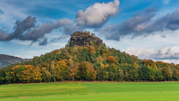 Skála Zirkelstein, tyčící se nad zalesněným okolím, je na prodej za 199 500 eur, v aktuálním přepočtu pět milionů korun, plus provizi