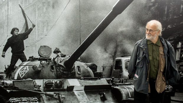 Josef Koudelka před jednou ze svých slavných fotografií ze srpna 1968; foceno během výstavy ke 45. výročí invaze v Bukurešti.