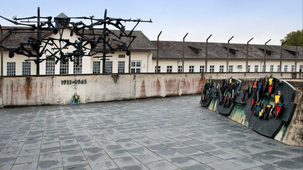 Památník v koncentračním táboře Dachau.