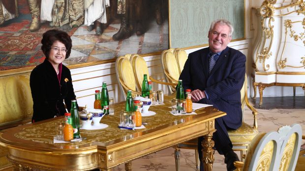 Prezident Miloš Zeman a čínská velvyslankyně Ma Kche-čching na  Pražském hradě archivním snímku z roku 2014