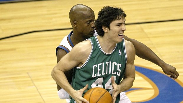 Jiří Welsch z Boston Celtics se snaží v roce 2004 prosadit přes Anthonyho Peelera z Washington Wizards