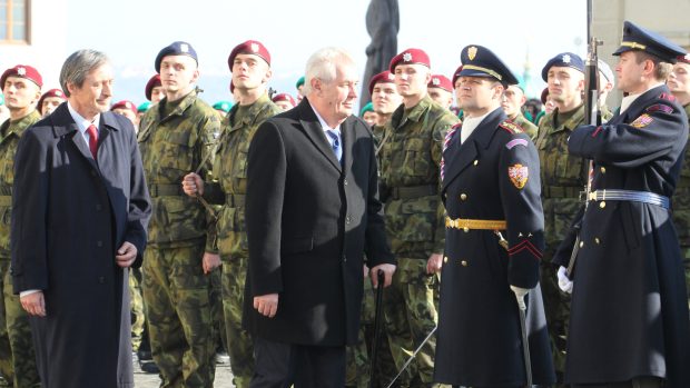 Prezident Miloš Zeman a ministr obrany Martin Stropnický z hnutí ANO (vlevo) při slavnostní vojenské přísaze v říjnu 2014.