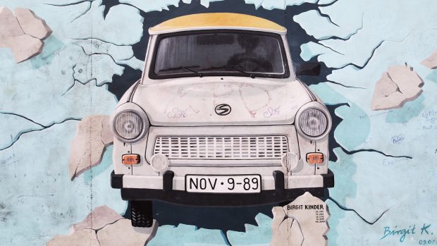 Legendární trabant z NDR vyobrazený na Berlínské zdi