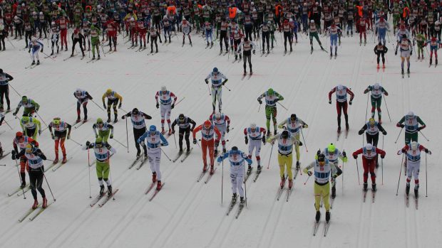 Start Jizerské 50 na stadionu v Bedřichově