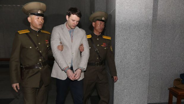 Warmbier byl zadržen v lednu 2016 kvůli pokusu ukrást plakát s politickou tématikou z hotelu v Pchjongjangu. O dva měsíce později dostal trest 15 let těžkých prací za protistátní činnost.