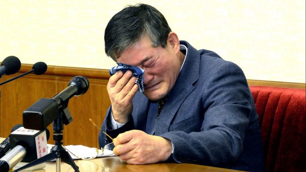 Snímek zveřejněný severokorejskou agenturou KCNA 25. března 2016 zachycuje korejského Američana Kim Dong-chula na tiskové konferenci v Pchjongjangu. V Severní Koreji uvězněný Kim se na konferenci přiznal k pokusu ukrást vojenská tajemství KLDR. Kim je občanem USA od konce 80. let . Během svého severokorejskými úřady režírovaného přiznání žádal o milost; dnes, o tři roky později, je stále vězněm KLDR.