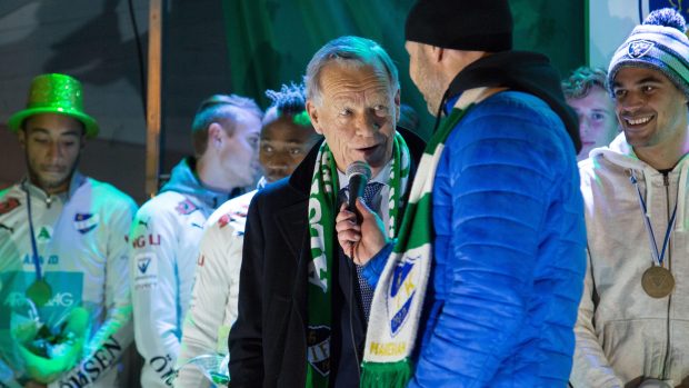 Firma Anderse Wiklöfa (uprostřed) je sponzorem fotbalového týmu IFK Mariehamn z Aland (archivní foto)