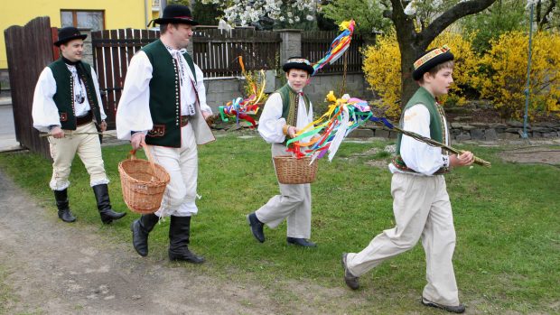 Ve Zlínském kraji se prodloužený velikonoční víkend ponese v duchu folklorních akcí, koncertů, jarmarků i dílen. Na snímku tradiční velikonoční pomlázka