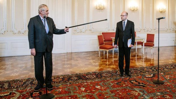 Prezident Miloš Zeman a premiér Bohuslav Sobotka z ČSSD v květnu 2017 na Pražském hradě