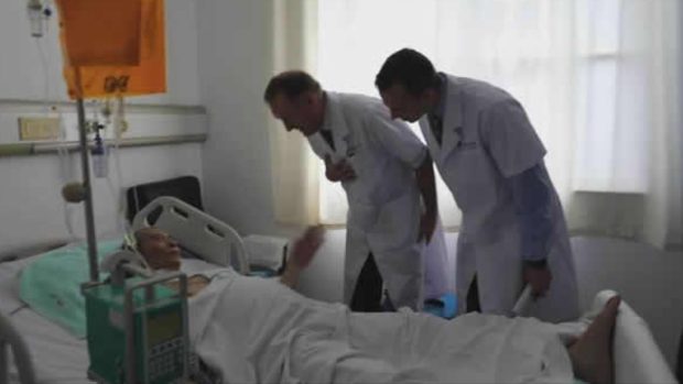 Fotografii  západních lékařů u pacienta Liou Siao-poa zveřejnila nemocnice na svých webových stránkách.
