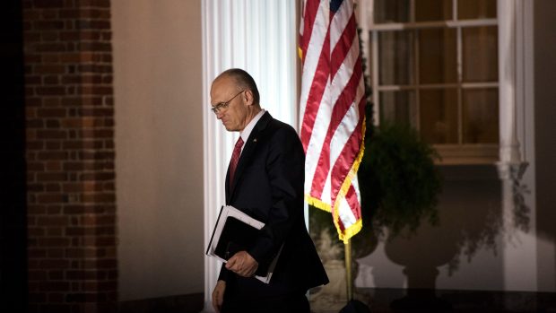 Bývalý šéf CKE Restaurants a nominovaný velvyslanec v EU Andrew Puzder byl v roce 2017 i Trumpovým kandidátem na ministra práce (13. července 2017)