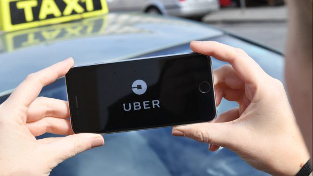 Od začátku října prověřili kontroloři z magistrátu okolo stovky šoférů klasických taxislužeb i služby Uber