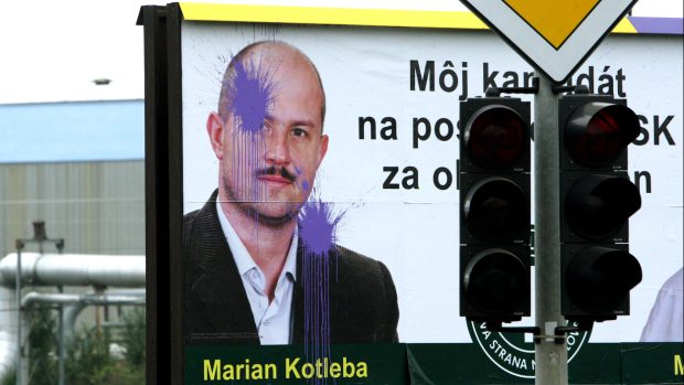 Poškozený předvolební billboard Mariana Kotleby