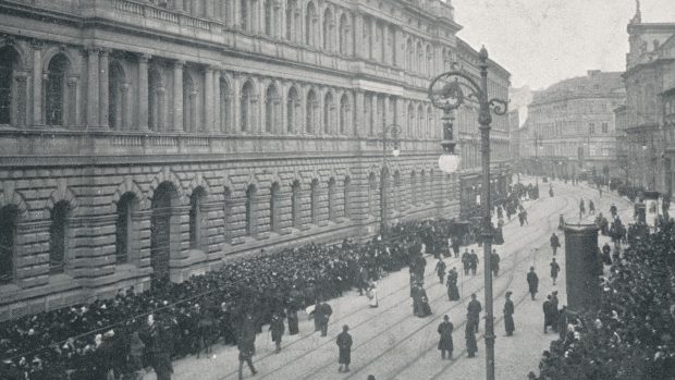 Národní třída, fronta před palácem Böhmische Sparcasse (České spořitelny; dnešní budovy Akademie věd) 3. února 1959.