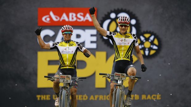 Jaroslav Kulhavý (vpravo) vyhrál Cape Epic potřetí v kariéře, poprvé s Howardem Grottsem