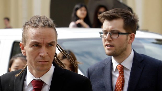 Předseda Pirátů Ivan Bartoš a Jakub Michálek (vpravo)
