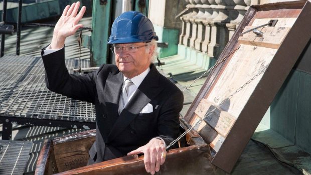 Na hlavě modrá helma a nohy vysoko nad zemí: Karel XVI. Gustav minulý týden dokázal, že se výšek nebojí. Na střechu královského paláce ve Stockholmu totiž pomáhal instalovat solární panely, které předloni dostal k 70. narozeninám.