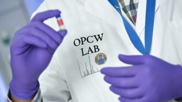 Vědec z Organizace pro zákaz chemických zbraní (OPCW)