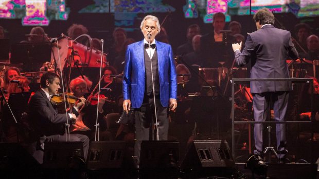 Italský tenorista Andrea Bocelli na koncertě v německém Hamburku