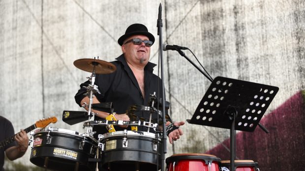 Jan Kalina při koncertu na festivalu Mezi Ploty (2018)