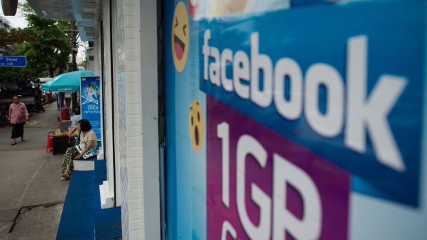 Reklama na internetová data s logem sítě Facebook v ulicích Rangúnu