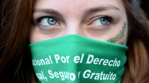 Detailní záběr jedné z tisíců účastnic demonstrace za legalizaci potratů v Argentině, Buenos Aires, 14. června 2018.