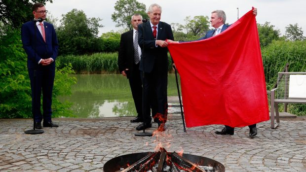 Prezident Miloš Zeman a kancléř Vratislav Mynář při pálení rudých trenek skupiny Ztohoven na Pražském hradě