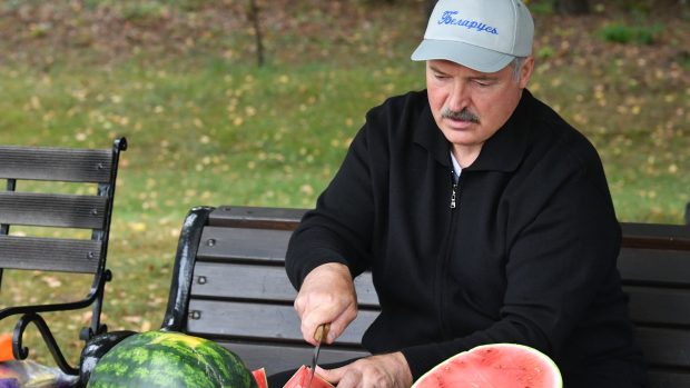 Běloruský prezident Alexandr Lukašenko krájí meloun, který vypěstoval na svém pozemku (září 2018, ilustrační foto).