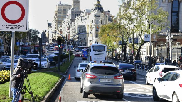 Nové pravicové vedení madridské radnice zruší omezení pro vjezd neekologických aut do centra španělské metropole, které je v platnosti teprve od loňského listopadu