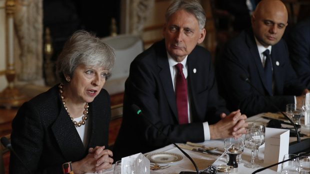 Britská premiérka Theresa Mayová a ministr financí Philip Hammond (ilustrační foto)