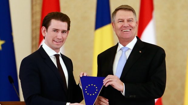 Rakouský kancléř Sebastian Kurz na konci prosince 2018 symbolicky předal štafetu evropského předsednictví rumunskému prezidentovi Klausi Iohannisovi