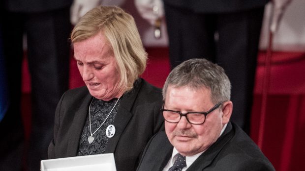 Matka Martiny Kušnírové, Zlatica Kušnírová a otec Jána Kuciaka, Jozef Kuciak, převzali od prezidenta Andreje Kisky státní vyznamenání udělené in memoriam