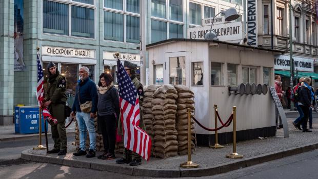 Turisté se v Berlíně fotí u Checkpointu Charlie