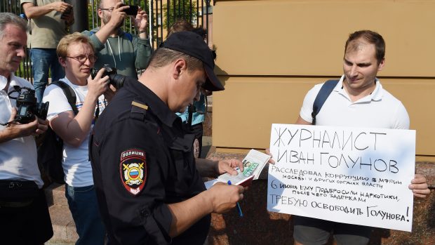 Protest za propuštění novináře Ivana Golunova zadrženého poliicí v Moskvě.