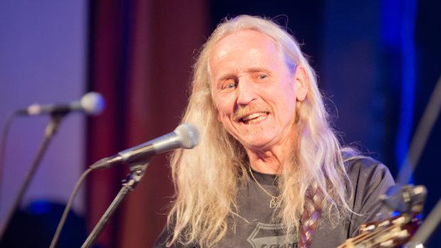 Ve věku 68 let zemřel frontman pražské kapely Bluesberry, bluesový zpěvák, harmonikář, kytarista a skladatel Petar Introvič.