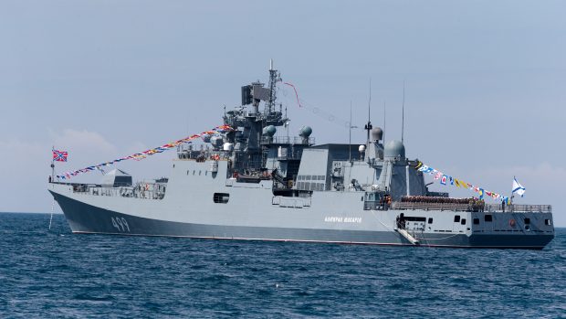 Ruská fregata Admiral Makarov při cvičení u Sevastopolu v roce 2020