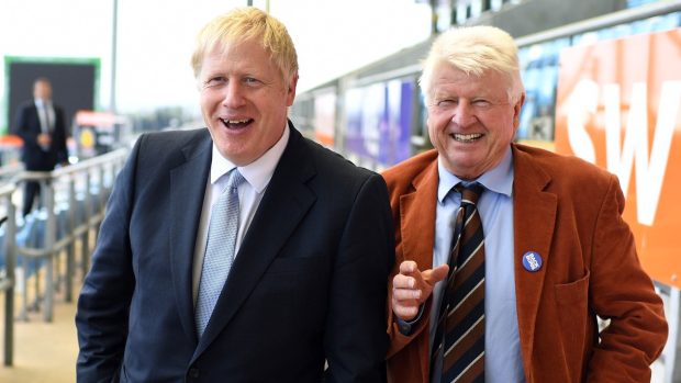 Boris Johnson (vlevo) a jeho otec Stanley