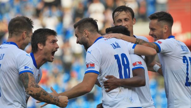 Fotbalisté Baníku Ostrava se radují z gólu