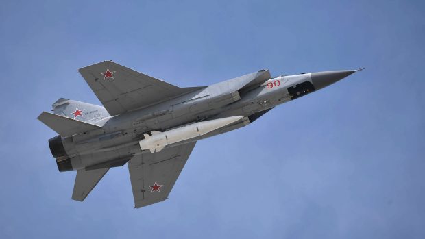 Ruská stíhačka MiG-31 údajně nese hypersonickou střelu Kinžal