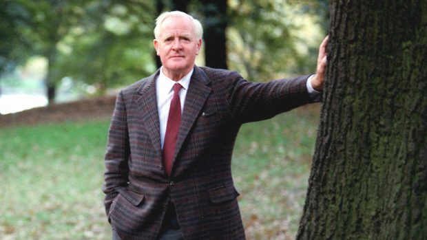 Zemřel klasik špionážního románu John Le Carré, autor knihy Jeden musí z kola ven