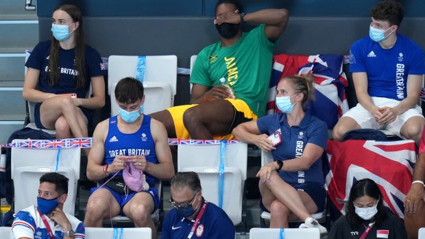 Tom Daley plete na tribuně
