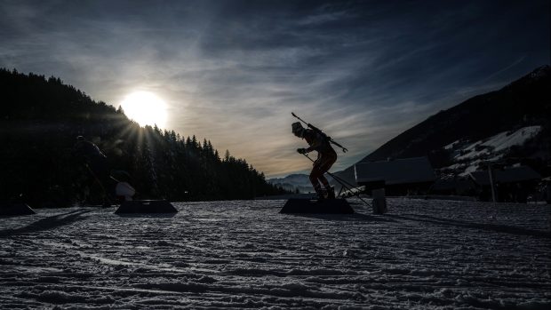 Kolem areálu z několika stran zasněžené vrcholy Savojských Alp, nad nimi azurové nebe a pod nimi desítky horských chalup. To je Le Grand Bornand