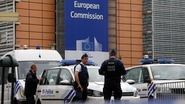 Policejní jednotky před budovou Evropské komise v Bruselu